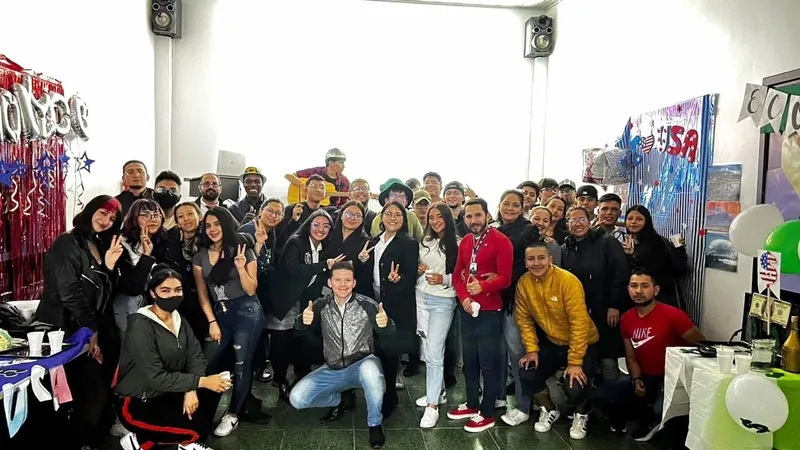 Comunidad de estudiantes de Wonder School reunida en la sede Perdomo