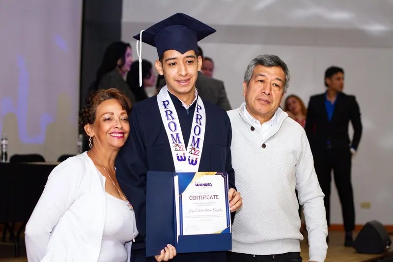 Graduado de Wonder School con su diploma oficial y su familia