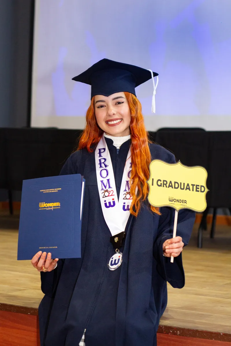 Graduada de Wonder School con su diploma