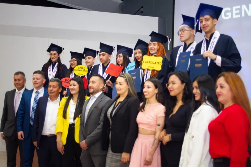 Promoción de graduados de Wonder School con sus familias