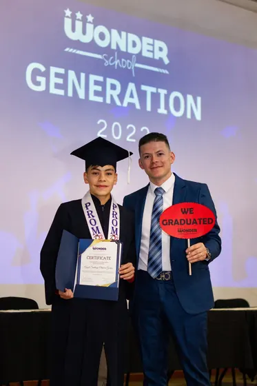 Graduado junto a su teacher