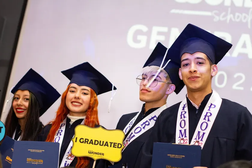Graduados celebrando
