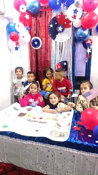 Niños en su mesa de proyecto