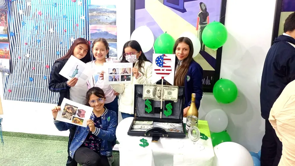 Niños con su proyecto en inglés