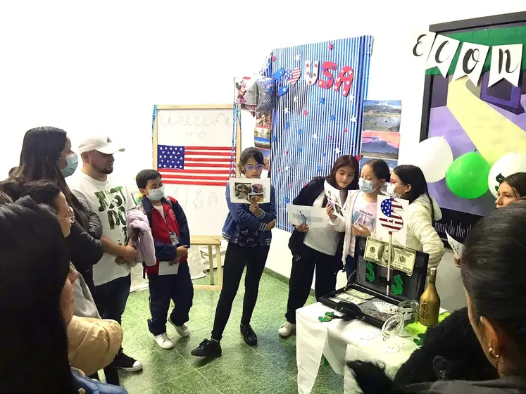 Niños presentando su stand